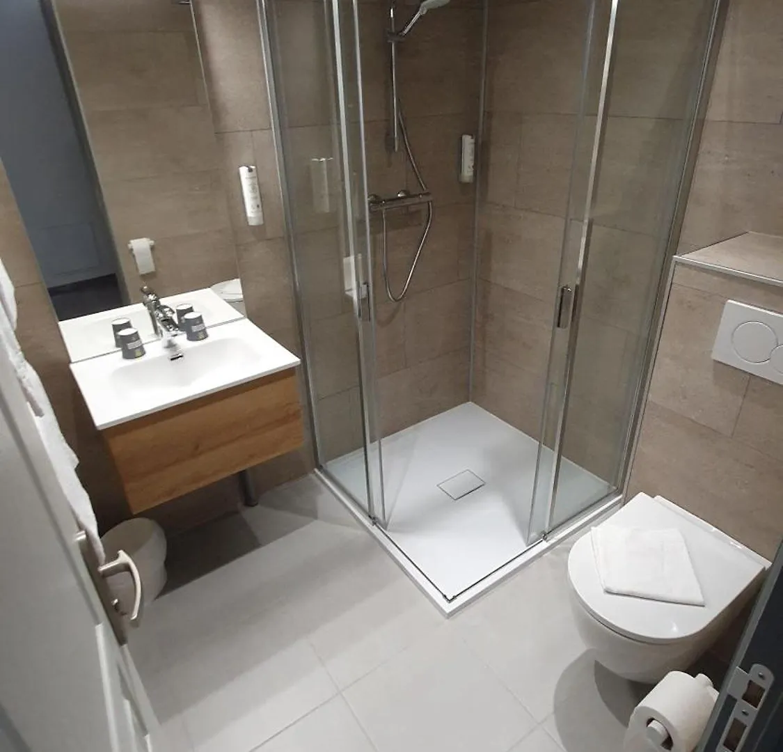 Logis Hotel - Les Pasteliers لافاور 2*,  فرنسا