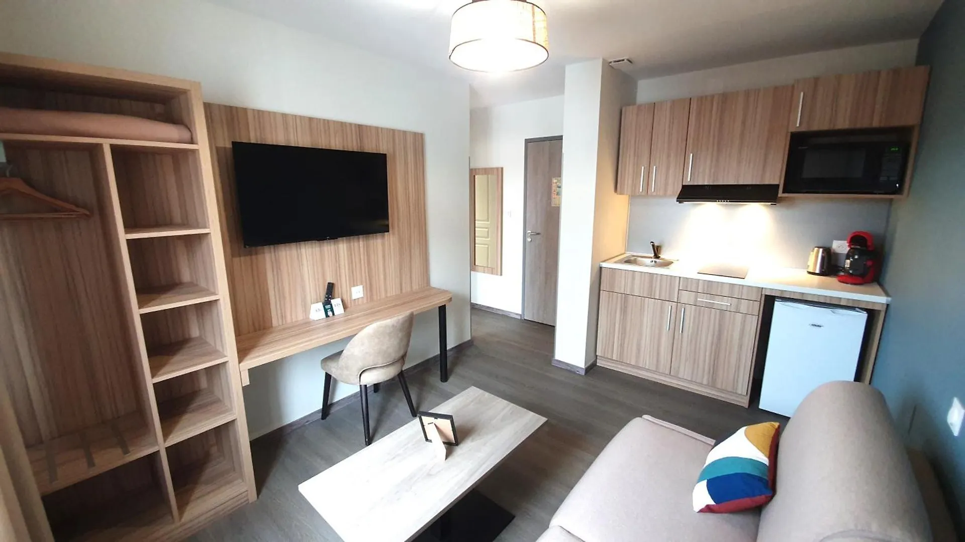 Logis Hotel - Les Pasteliers لافاور